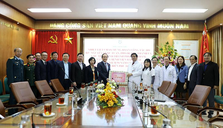 Đồng chí Nguyễn Ngọc Tuấn tặng quà tập thể cán bộ, y sĩ, bác sĩ Bệnh viện Bạch Mai.