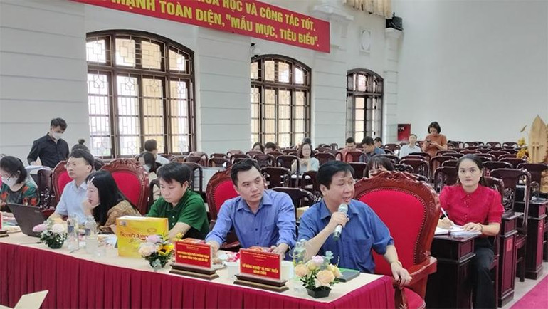 Ban giám khảo tranh luận về từng sản phẩm.