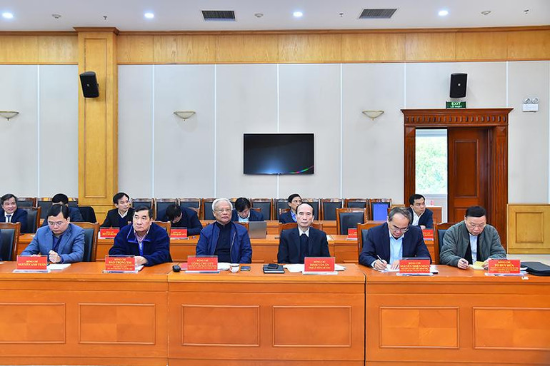 Các đại biểu tham dự Kỳ họp thứ sáu của Hội đồng Lý luận Trung ương. Các đại biểu tham dự Kỳ họp thứ sáu của Hội đồng Lý luận Trung ương.