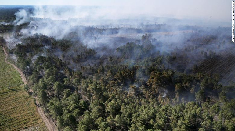 Đám cháy rừng thiêu rụi thảm thực vật ở Landiras, tây nam nước Pháp. (Ảnh: CNN)