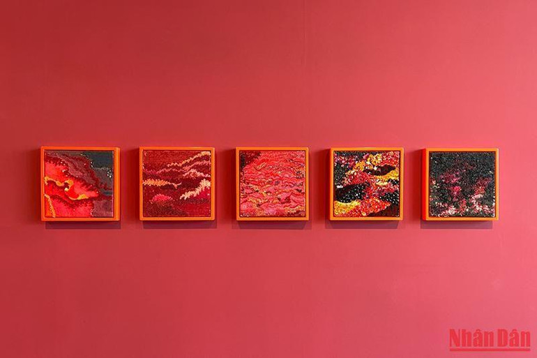 Không gian triển lãm của nghệ sĩ người Việt Nam Tia Thủy Nguyễn trong khuôn viên của lâu đài La Coste. (Ảnh: MINH DUY)