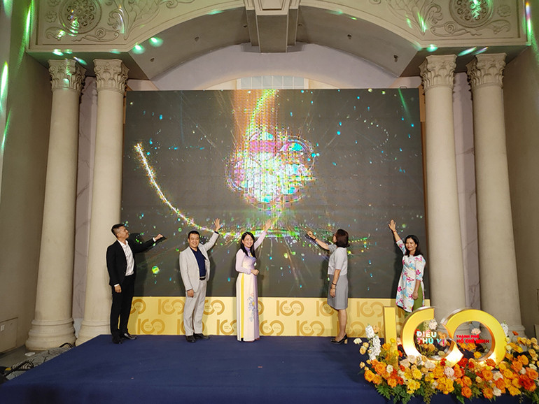 Các đại biểu thực hiện nghi thức phát động chương trình.