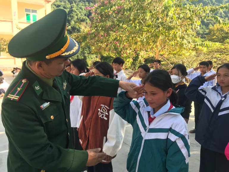 Hướng dẫn các cháu cách chào điều lệnh.