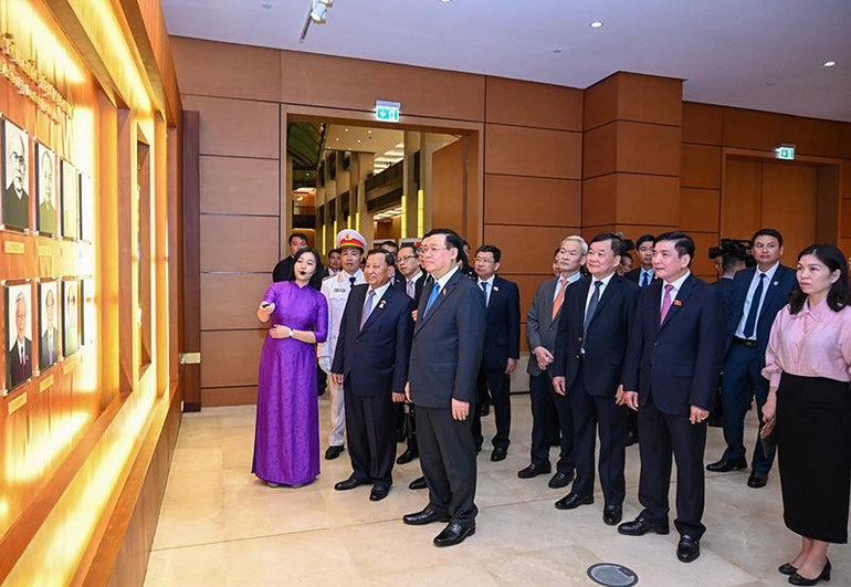 Chủ tịch Thượng viện Vương quốc Campuchia Samdech Say Chhum và đoàn đại biểu cấp cao Thượng viện Vương quốc Campuchia thăm phòng truyền thống Quốc hội Việt Nam.