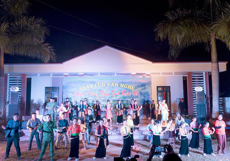 Tiết mục múa, hát trong đêm giao lưu văn nghệ.