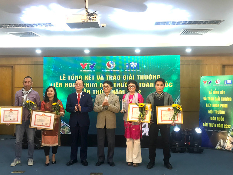 Thứ trưởng Tài nguyên và Môi trường Võ Tuấn Nhân, Chủ tịch Hội đồng chung khảo trao thưởng cho các tác giả đoạt giải A các loại hình phim tham dự cuộc thi.