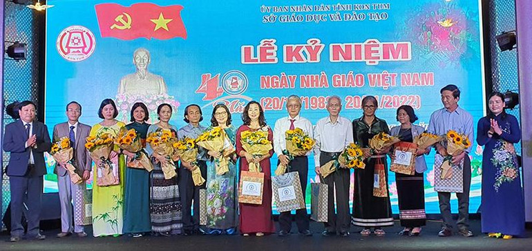 Ban tổ chức tặng hoa và quà cho các Nhà giáo Ưu tú của tỉnh Kon Tum.