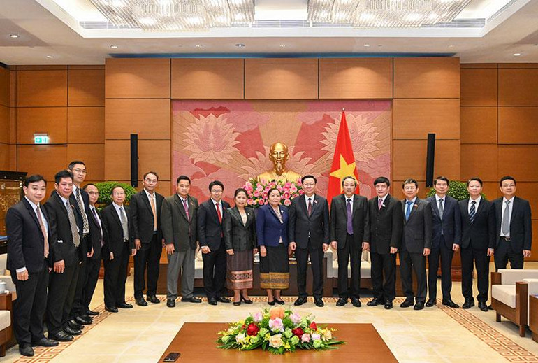 Chủ tịch Quốc hội Vương Đình Huệ và đồng chí Sisay Leudetmounsone với các đại biểu tại buổi tiếp. (Ảnh: Duy Linh)