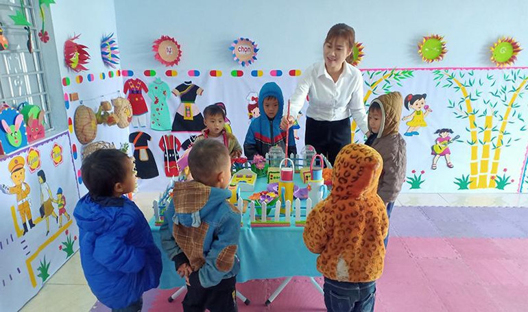 Cô giáo Nguyễn Thị Thu Hường và học trò điểm Trường mầm non thôn Tả Ván.