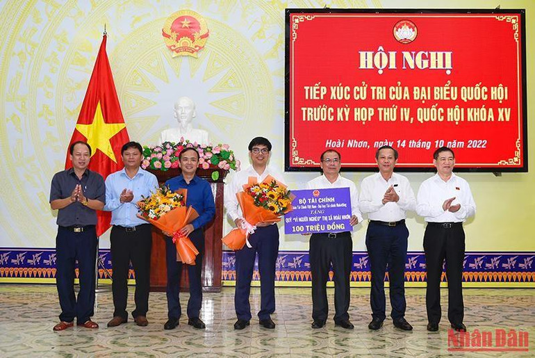 Thời báo Tài chính Việt Nam và Trường đại học Tài chính - Marketing đã trao tặng 100 triệu đồng cho Quỹ Vì người nghèo của thị xã Hoài Nhơn, Bình Định.