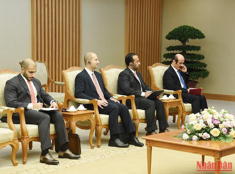 Các thành viên trong đoàn Ngoại giao Nhà nước Qatar tham dự buổi tiếp.