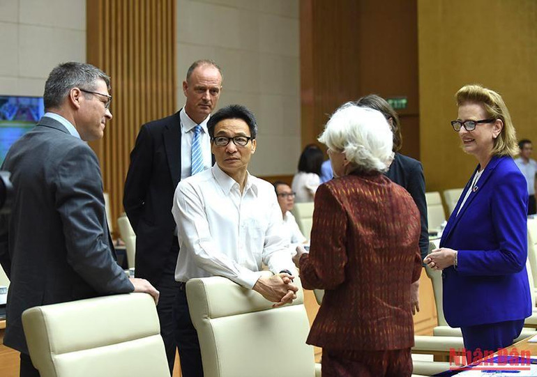 Phó Thủ tướng Vũ Đức Đam trao đổi với các đại biểu nước ngoài trong giờ nghỉ giải lao.