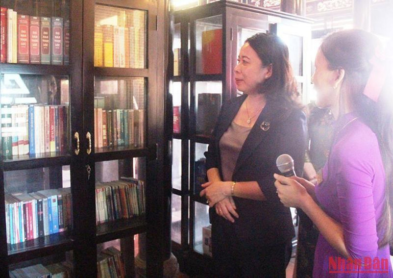 Phó Chủ tịch nước Võ Thị Ánh Xuân tham quan thư viện Đại tướng Lê Đức Anh, nơi trưng bày hơn 3.000 đầu sách cùng nhiều hình ảnh, tư liệu về Đại tướng.