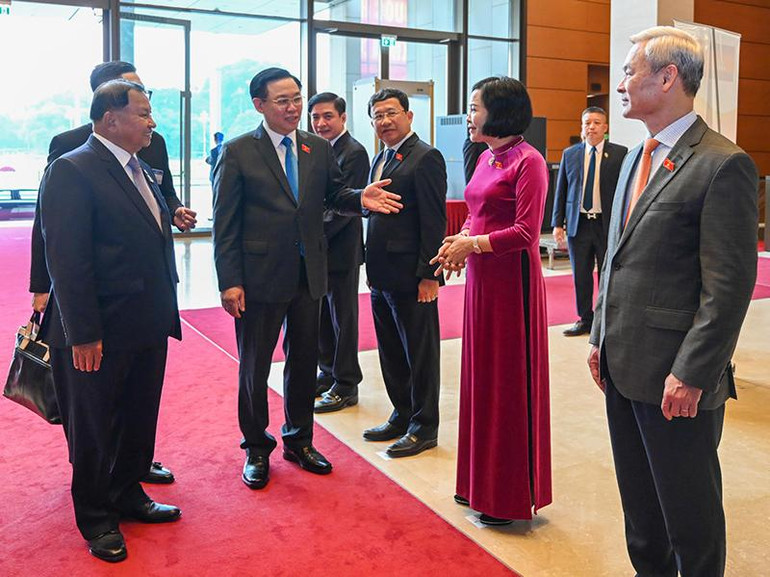 Chủ tịch Quốc hội Vương Đình Huệ giới thiệu với Chủ tịch Thượng viện Vương quốc Campuchia Samdech Say Chhum thành viên đoàn Việt Nam dự lễ đón.