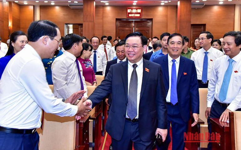 Chủ tịch Quốc hội Vương Đình Huệ với các đại biểu tại phiên họp. (Ảnh Duy Linh)