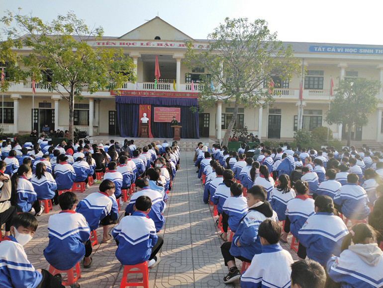 Đồn Biên phòng Quỳnh Phương phối hợp tuyên truyền truyền thống quân đội, Bộ đội Biên phòng và phổ biến pháp luật cho các em học sinh Trường THCS xã Quỳnh Lập, thị xã Hoàng Mai.