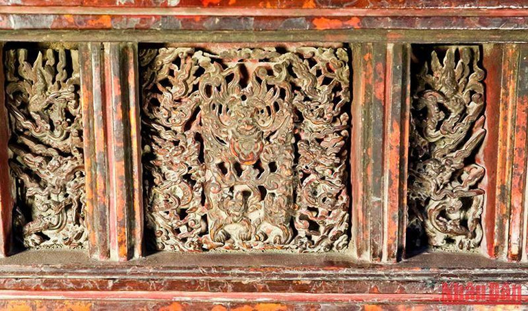 Các ô hộc chính giữa thân hương án trang trí hoa văn tinh xảo.