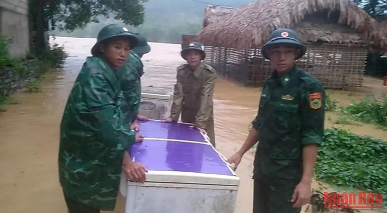 Các chiến sĩ bộ đội Đồn Biên phòng Môn Sơn giúp dân di dời tài sản.