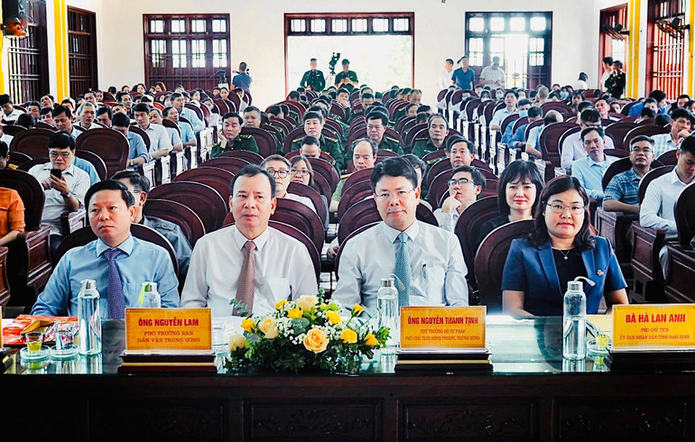 : Ông Nguyễn Thanh Tịnh, ông Nguyễn Lam, ông Trần Thanh Lâm, bà Hà Lan Anh và các đại biểu tham dự lễ mít tinh.