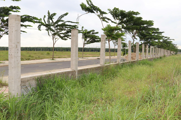 Dang dở phần tường rào công trình trường học. Dang dở phần tường rào công trình trường học.