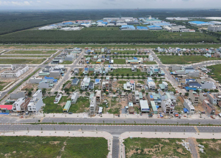 Nhiều hộ dân đã chuyển đến sinh sống tại khu tái định cư Lộc An-Bình Sơn. Nhiều hộ dân đã chuyển đến sinh sống tại khu tái định cư Lộc An-Bình Sơn.