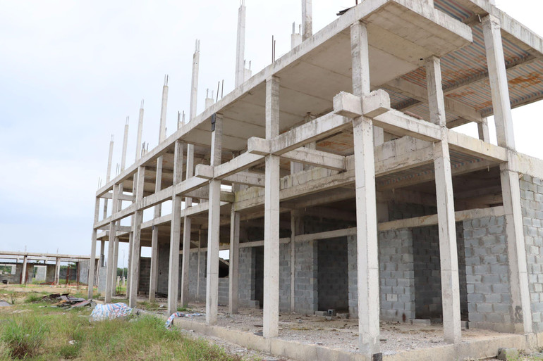 Sau khi đổ bê-tông, công trình trường học ngưng thi công. Sau khi đổ bê-tông, công trình trường học ngưng thi công.