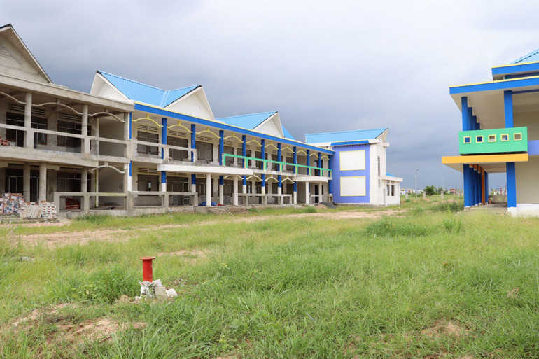 Một trường mần non gần hoàn thiện, nhưng nhà thầu ngưng thi công nhiều tháng qua. Một trường mần non gần hoàn thiện, nhưng nhà thầu ngưng thi công nhiều tháng qua.