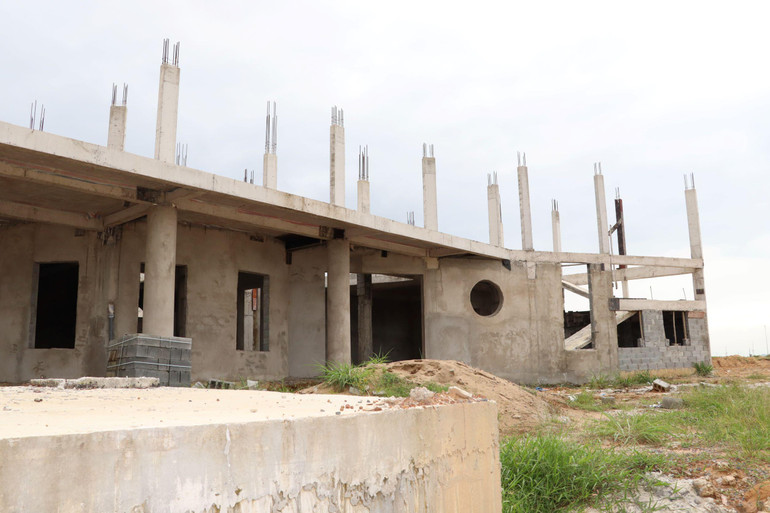 Trung tâm văn hóa ở khu tái định cư Lộc An-Bình Sơn thi công dang dở. Trung tâm văn hóa ở khu tái định cư Lộc An-Bình Sơn thi công dang dở.