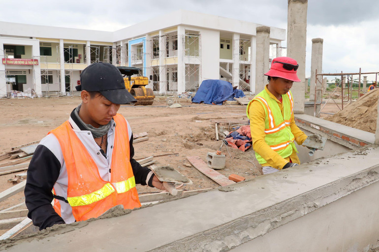 Hai công nhân thi công tường rào trường mần non tại lô đất II-NT-2. Hai công nhân thi công tường rào trường mần non tại lô đất II-NT-2.
