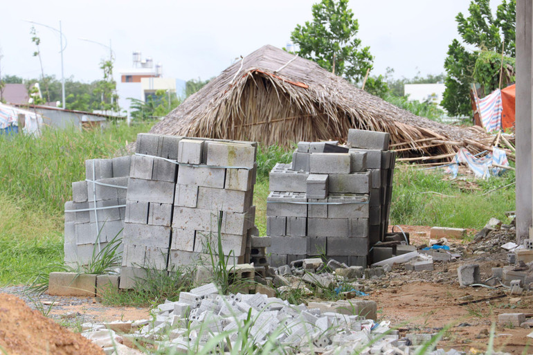 Lán trại công nhân hư hỏng do lâu ngày không có người ở. Lán trại công nhân hư hỏng do lâu ngày không có người ở.