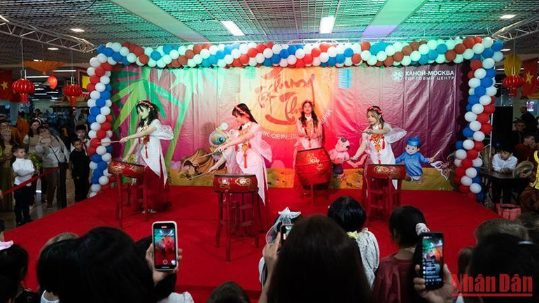 Tiết mục đánh trống trong lễ hội đón Trung thu. (Ảnh: THANH THỂ)