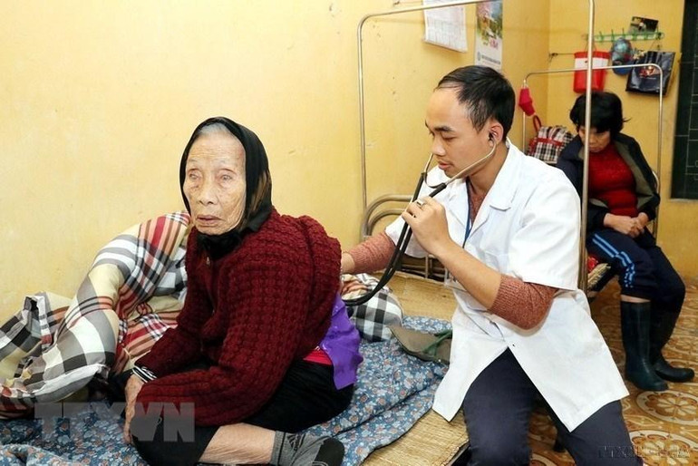 Chăm sóc người cao tuổi tại Trung tâm Nuôi dưỡng bảo trợ xã hội tỉnh Hải Dương. (Ảnh: Anh Tuấn/TTXVN)