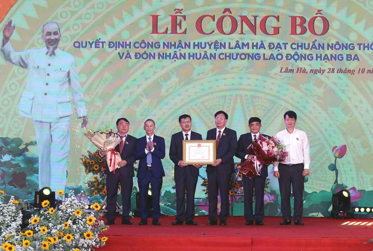 Chủ tịch Ủy ban nhân dân tỉnh Lâm Đồng trao quyết định Thủ tướng Chính phủ công nhận huyện nông thôn mới Lâm Hà.