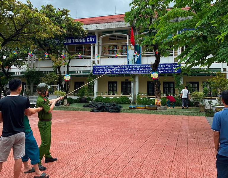 Các lực lượng chức năng xuống địa bàn, giúp các trường học cắt cây, tỉa cành, chằng chống các mái hiên…