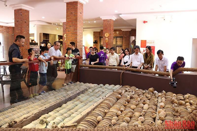 Trưng bày thu hút đông đảo công chúng đam mê cổ vật và khách tham quan đến chiêm ngưỡng, thưởng lãm.