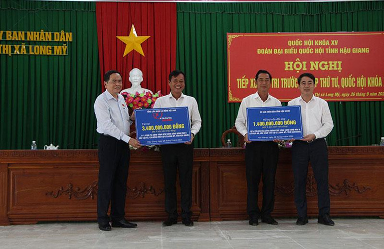 Phó Chủ tịch Thường trực Quốc hội trao bảng tượng trưng hỗ trợ kinh phí xây dựng công trình giao thông nông thôn cho thị xã Long Mỹ. Phó Chủ tịch Thường trực Quốc hội trao bảng tượng trưng hỗ trợ kinh phí xây dựng công trình giao thông nông thôn cho thị xã Long Mỹ.
