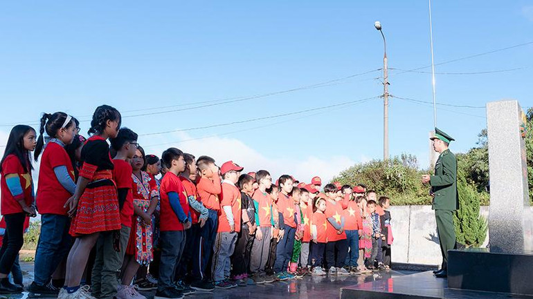 “Tiết học biên cương” trên Mốc đại 255 thuộc Đồn Biên phòng cửa khẩu Lóng Sập.