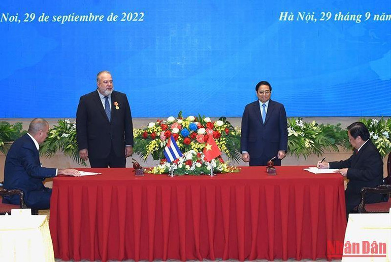 Thủ tướng Phạm Minh Chính và Thủ tướng nước Cộng hòa Cuba Manuel Marrero Cruz chứng kiến Lễ ký kết Bản ghi nhớ giữa Bộ Nông nghiệp hai nước về hợp tác nông lương.