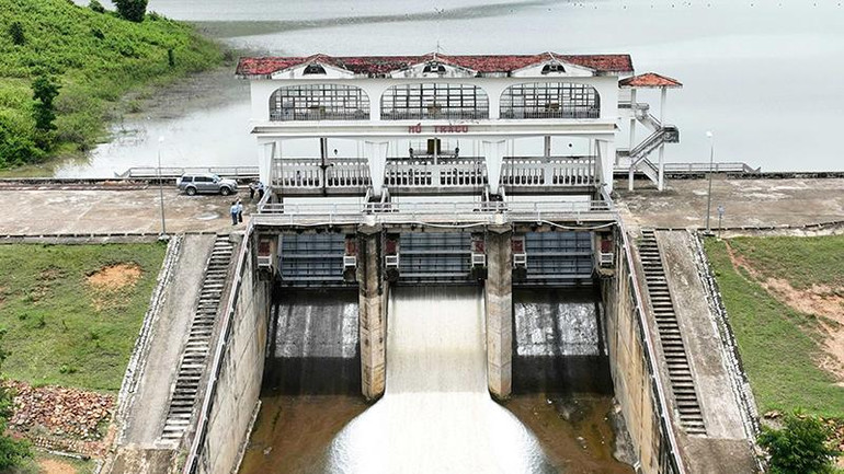 Hồ Trà Co, huyện Bác Ái, tỉnh Ninh Thuận đang vận hành cơ chế xả lũ.