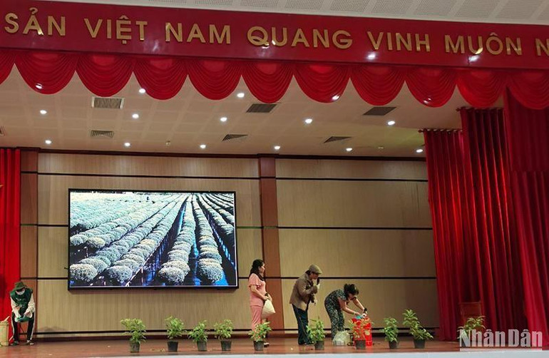 Tiết mục văn nghệ của nông dân thành phố Sa Đéc dự thi kiến thức về sử dụng thuốc bảo vệ thực vật an toàn, hiệu quả, có trách nhiệm.