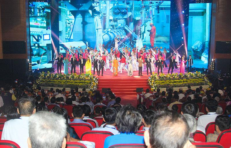 Một tiết mục trong chương trình văn nghệ chào mừng kỷ niệm 100 năm Ngày sinh Thủ tướng Võ Văn Kiệt. (Ảnh: BÁ DŨNG)