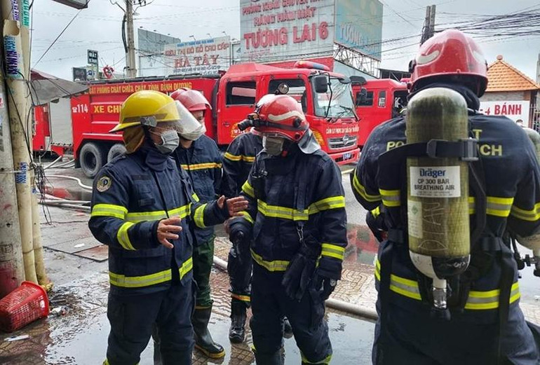 Lực lượng Cảnh sát Phòng cháy, chữa cháy và Cứu nạn cứu hộ Công an tỉnh Bình Dương triển khai phương án chữa cháy và cứu nạn cứu hộ tại hiện trường.