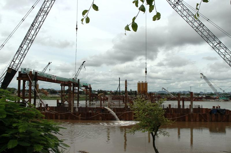 Thi công công trình ngăn nước mặn, giữ nước ngọt trên sông Lèn.