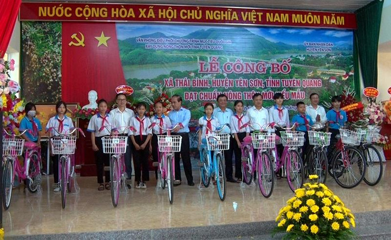 Các đại biểu tặng xe đạp cho các cháu học sinh trên địa bàn xã Thái Bình. Các đại biểu tặng xe đạp cho các cháu học sinh trên địa bàn xã Thái Bình.