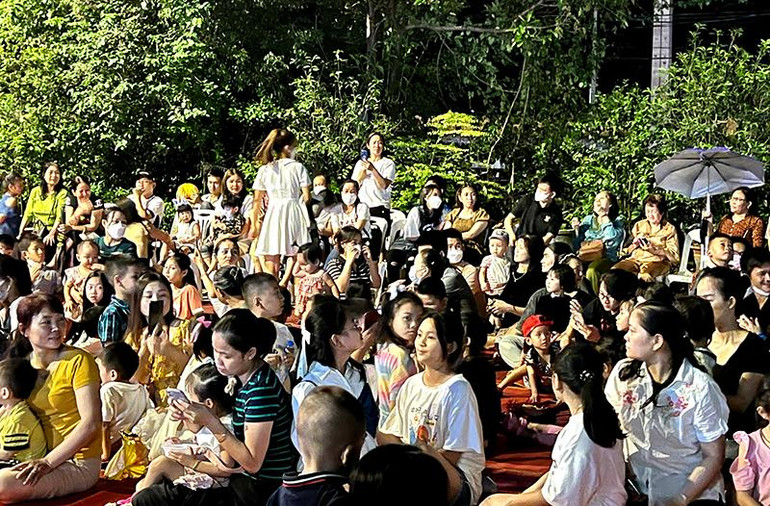 Đông đảo thiếu nhi tham gia đón Tết Trung thu tại Chùa Phật tích Vientiane.