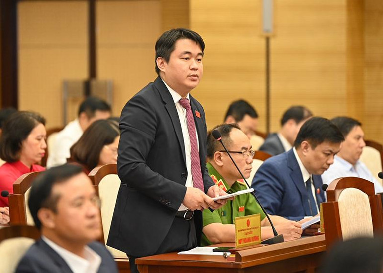 Đại biểu Duy Hoàng Dương phát biểu chất vấn tại phiên họp. (Ảnh: DUY LINH) Đại biểu Duy Hoàng Dương phát biểu chất vấn tại phiên họp. (Ảnh: DUY LINH)
