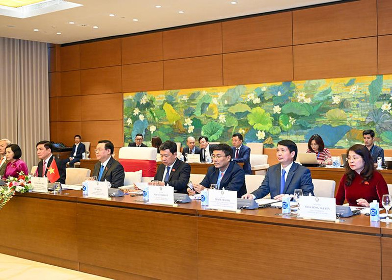 Các thành viên đoàn Việt Nam dự buổi hội đàm.