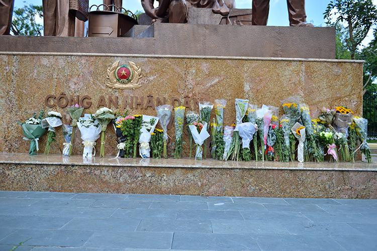 Sự hy sinh quên mình để dập lửa cứu người của 3 chiến sĩ cảnh sát PCCC vừa qua đã khiến người dân không khỏi xót thương, luyến tiếc.