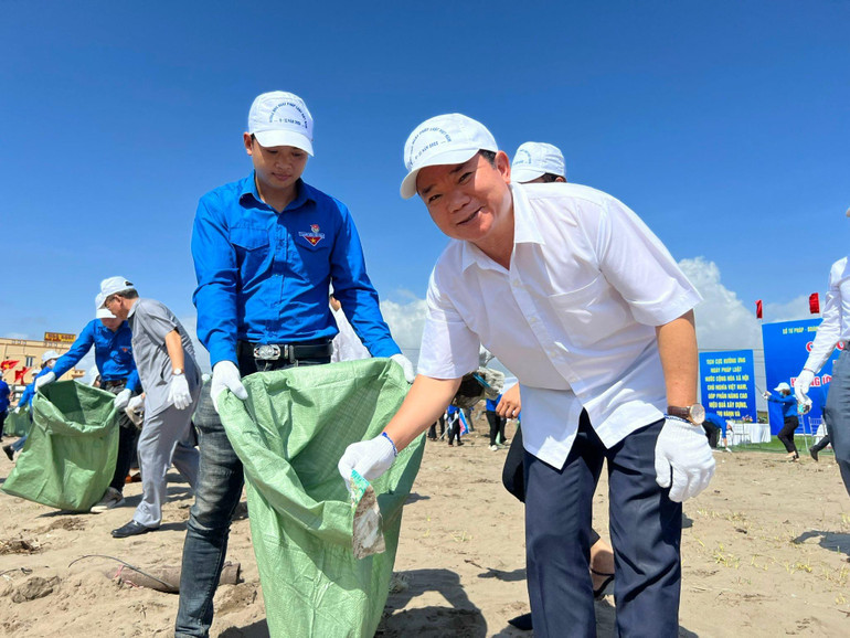 Ông Nguyễn Kim Tinh, Phó Bí thư Thường trực Đảng ủy Bộ Tư pháp, tham gia chương trình làm sạch môi trường biển.