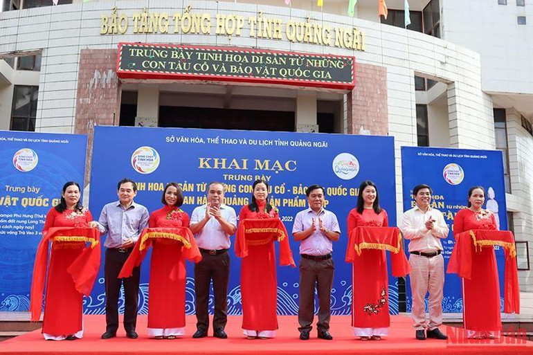 Lãnh đạo tỉnh Quảng Ngãi và các sở, ngành cắt băng khai mạc trưng bày.